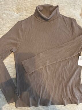 Old Navy ribbed turtleneck NWY size Large - soft brown